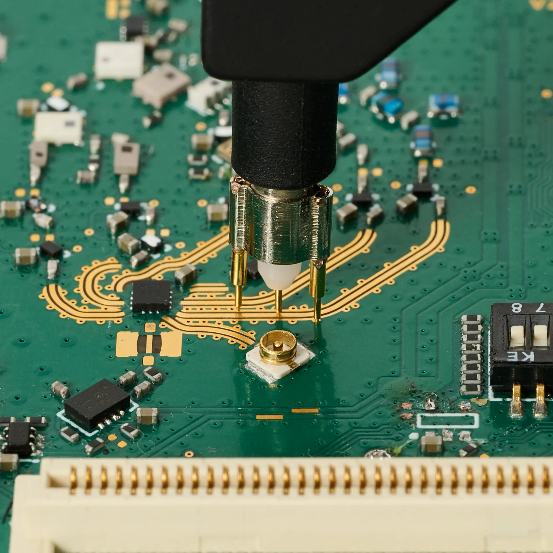 Handsfree SQG15 1.5 GHz probe measuring high-speed signal integrity on dense PCB traces (PCBITE-7008)