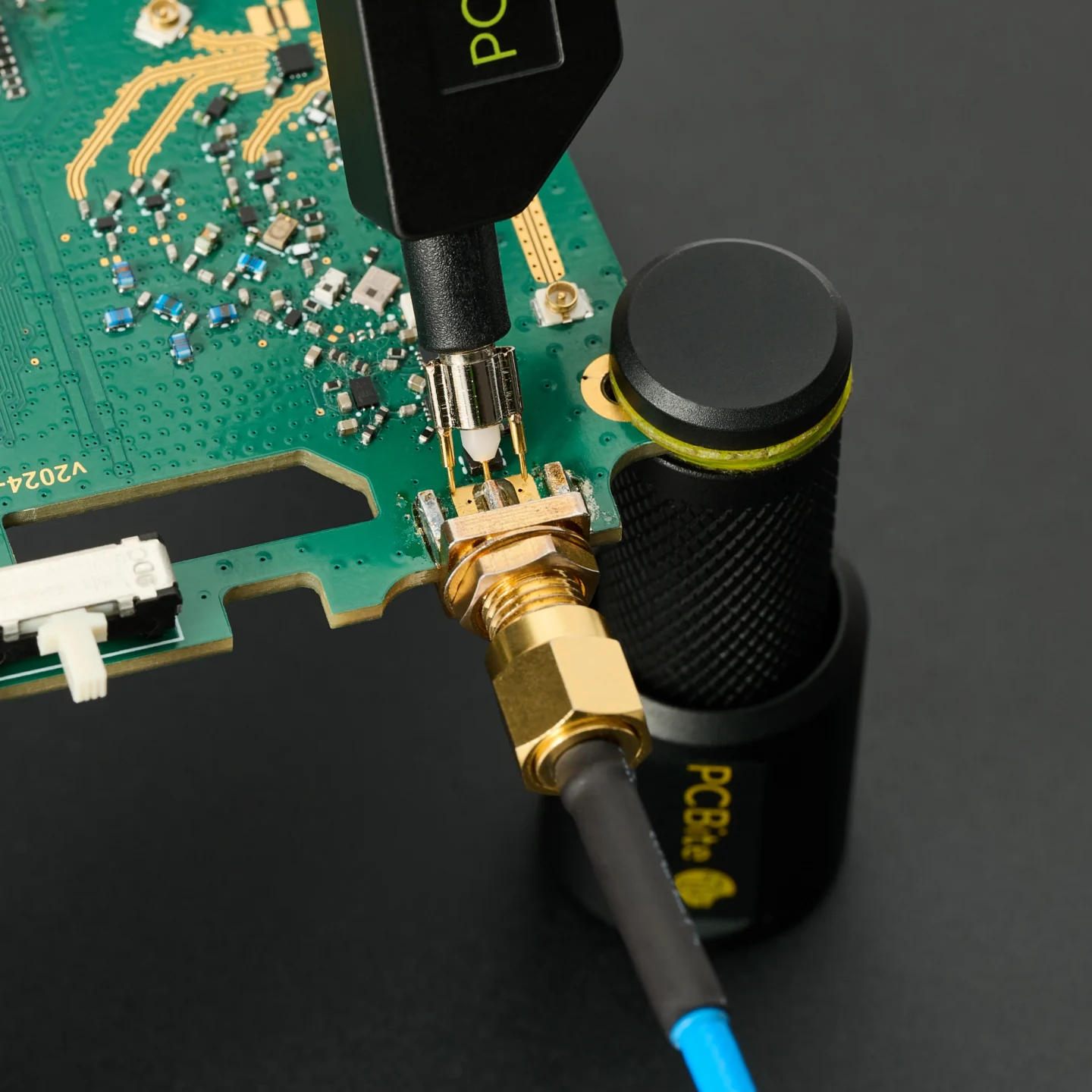 SQG30 3.0 GHz Probe capturing high-frequency signal handsfree on multilayer PCB via magnetic holder (PCBITE-7011)