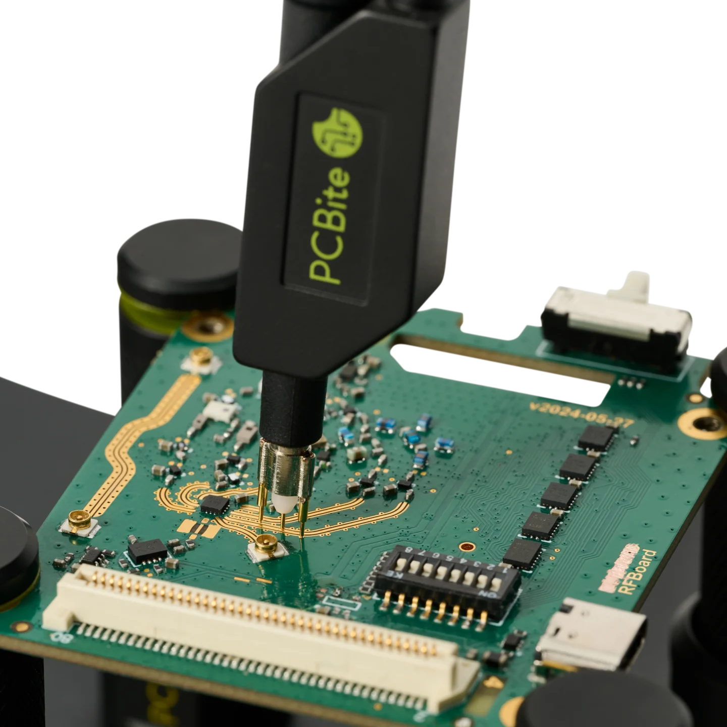 Handsfree SQG30 3.0 GHz probe with ground needle measuring live signal on populated PCB (PCBITE-7011)