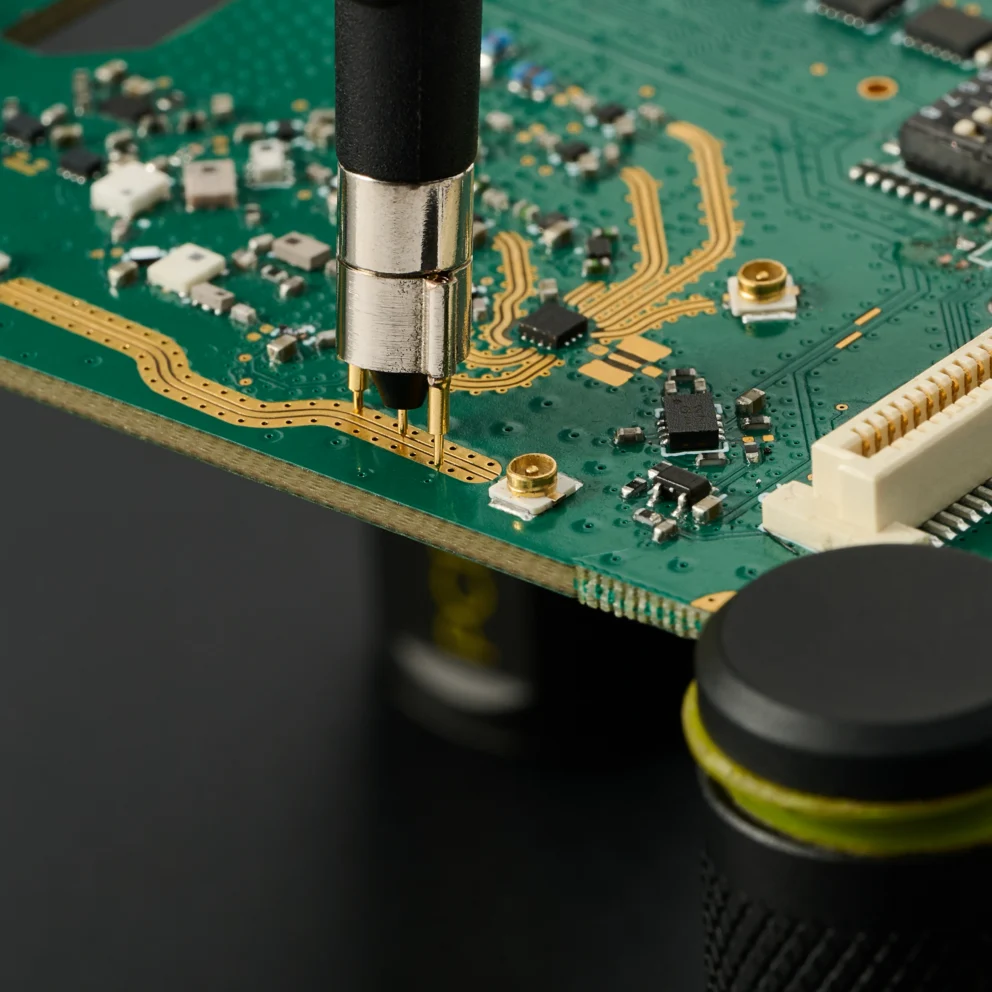 High frequency PCB measurement using SQG60 6.0 GHz probe with dual ground clip for handsfree testing (PCBITE-7012)