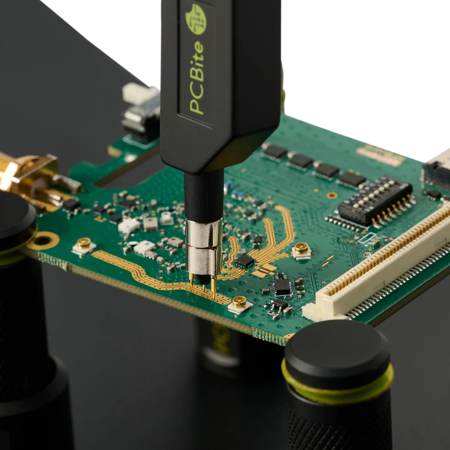Reliable handsfree SQG60 6.0 GHz probe connection on PCB enabling extended measurement sessions (PCBITE-7013)