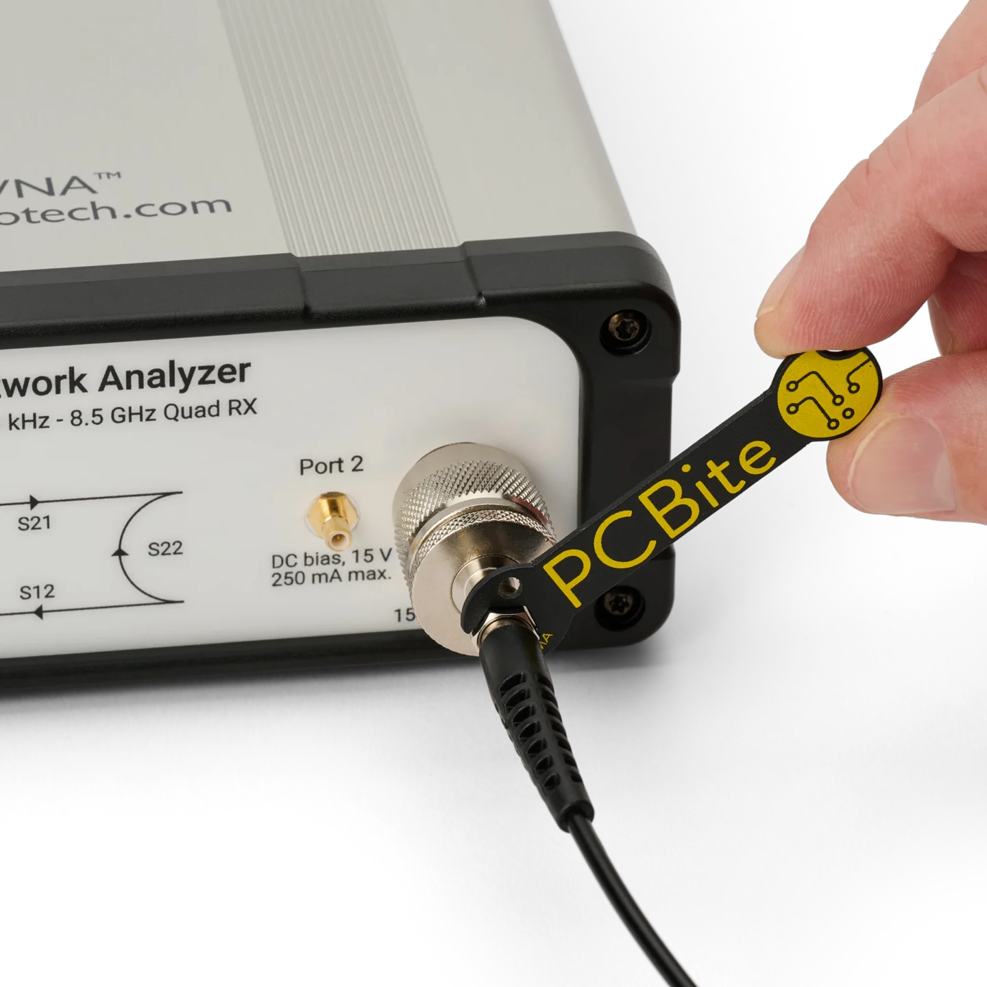 Hand tighten the SMA connector of the SQG60 6.0 GHz probe connected to an VNA (PCBITE-7013)